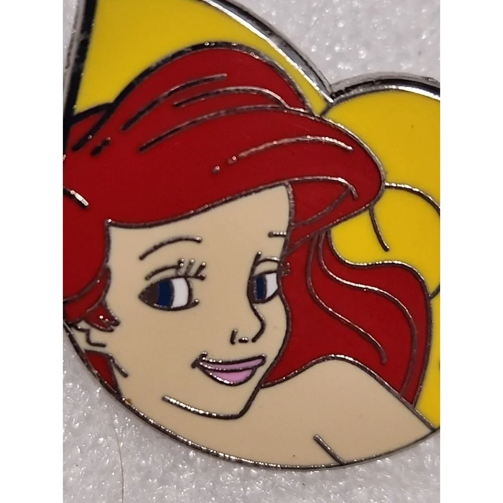 Disney Pin The Little Mermaid Princess Ariel Shell 2009 Hidden Mickey‎ DLR 69172